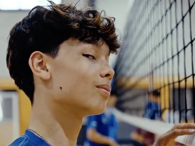 Junae Numata beside the net during a Sharks Volleyball session